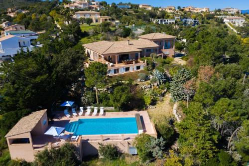 une vue aérienne d'une maison avec piscine dans l'établissement Magnifique Villa vue mer 180° - Villa Cassandra, aux Issambres