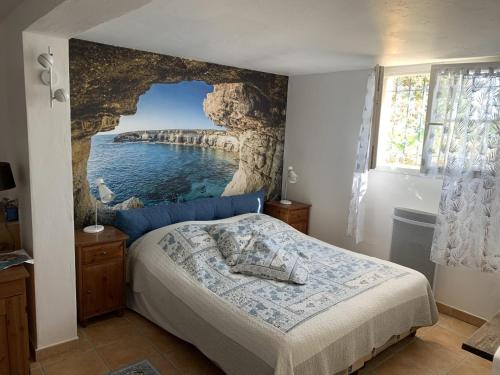 - une chambre avec une fresque murale représentant une falaise dans l'établissement Magnifique Villa vue mer 180° - Villa Cassandra, aux Issambres