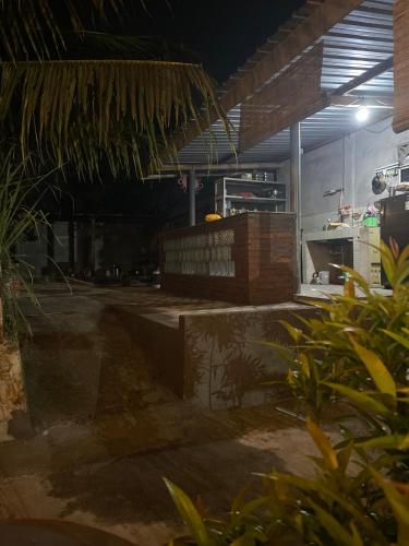 un garage di notte con alcune piante in primo piano di Pondok Wahyu a Masbagik