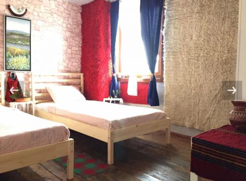 - une chambre avec 2 lits et une fenêtre dans l'établissement ЕКО СПА вила ОРЛОВЕЦЪ, à Batak