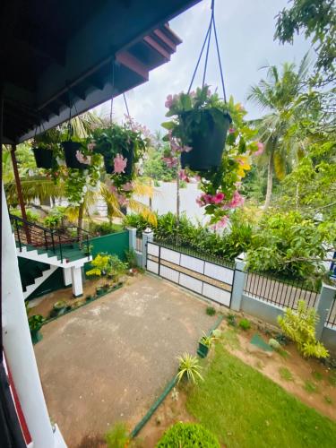 Ein Garten an der Unterkunft The beach gate villa