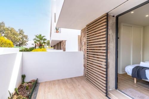 a bedroom with a bed and a white wall at Genoveses Suites, 3 Hab, garaje, piscina, solárium y WiFi in San José