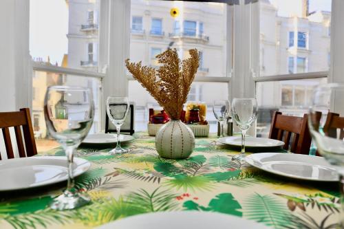 een tafel met een tafelkleed met glazen erop bij Heart of Brighton City Centre by 9S Living in Brighton & Hove
