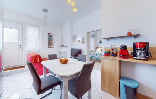 une cuisine et une salle à manger avec une table et des chaises dans l'établissement Awesome Apartment In Royan With Wi-Fi, à Royan