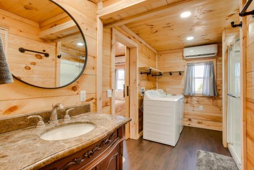 een badkamer met een wastafel en een spiegel bij Friends and Family Rental Cabin with Hot Tub! 