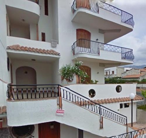 ein weißes Gebäude mit Balkonen und Treppen darauf in der Unterkunft Holiday Home Recanati in Giardini-Naxos