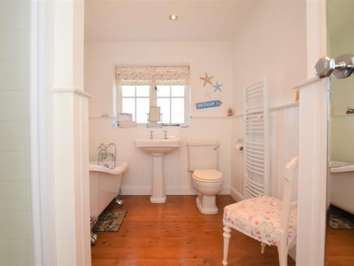 uma casa de banho com um WC e uma janela. em 2 Bed in Brixham 74200 em Churston Ferrers