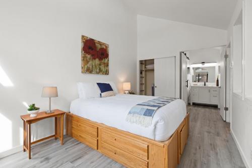 een slaapkamer met een groot bed en een badkamer bij Redpine Peaks Condo Mins to Ski Canyons Resort in Park City
