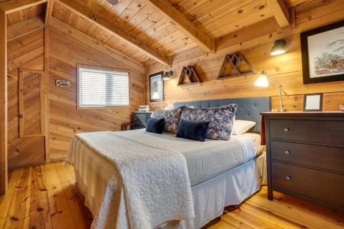 um quarto com uma cama num chalé de madeira em Sautee Nacoochee Mtn Paradise with Spacious Deck! em Sautee Nacoochee