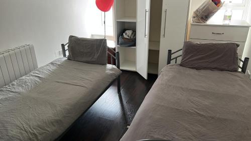 two beds in a small room with at Sarsfield Hostel in Dublin