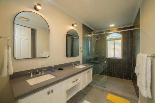 a bathroom with two sinks and a shower at Renovated 3 bdr Colina 7C by Stay in CR in Herradura