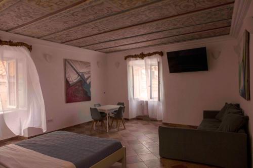 una camera con letto, divano e tavolo di Andante con nobile - brand new a Dubrovnik