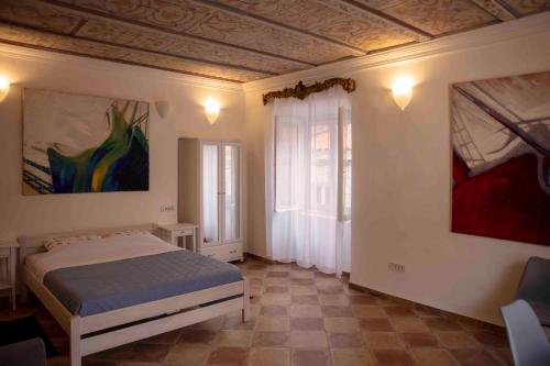 una camera da letto con un letto e un dipinto sul soffitto di Andante con nobile - brand new a Dubrovnik