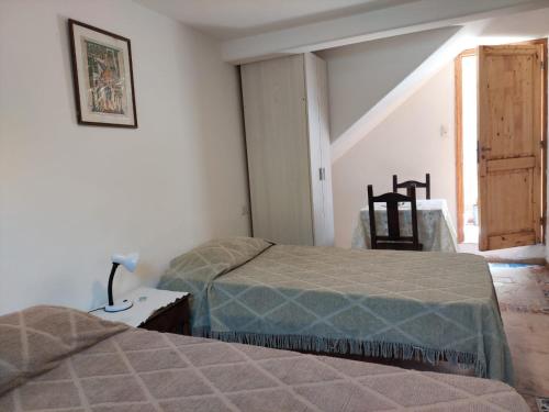 ein Hotelzimmer mit 2 Betten und einem Fenster in der Unterkunft MELMAR - Habitación triple con baño privado in Godoy Cruz