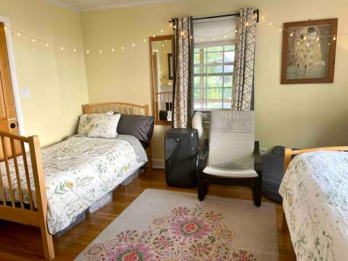 a bedroom with a bed and a couch and a chair at Cozy studio near DC (in walkable Falls Church, VA) in Falls Church