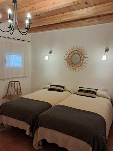 2 camas en un dormitorio con espejo en la pared en Ruta del Agua Casa Completa 4 hab al lado Monasterio de Piedra en Munébrega
