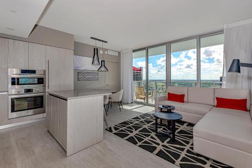 O bucătărie sau chicinetă la Breathtaking 25th-Floor Views at Hyde Beach House