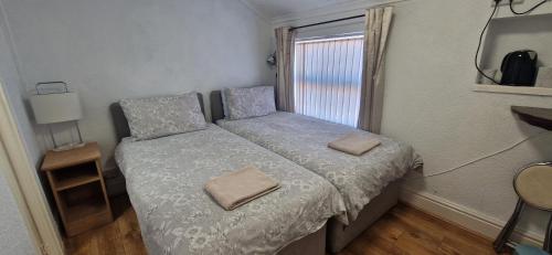 - une petite chambre avec un lit et une fenêtre dans l'établissement Happi Hotel and Spa, à Blackpool