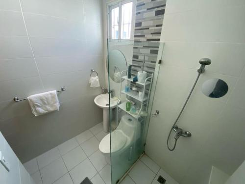 W łazience znajduje się prysznic, toaleta i umywalka. w obiekcie Peaceful and Cozy Condo in Costa Verde w mieście Santo Domingo