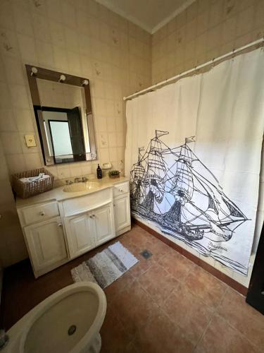een badkamer met een douchegordijn met een boot erop bij Casa Malba in Mendoza