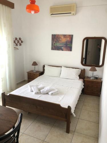 Nikos Rooms tesisinde bir odada yatak veya yataklar