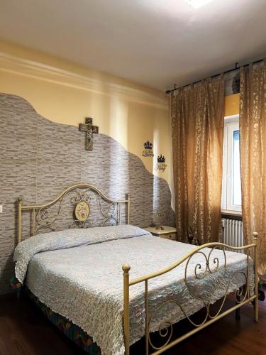 um quarto com uma cama e uma parede de tijolos em Appartamento Italia em Falconara Marittima