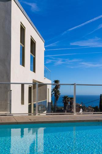 Πισίνα στο ή κοντά στο SPLENDIDE APPARTEMENT NICE BLUE PEARL TOUT CONFORT VUE MER PANORAMIQUE