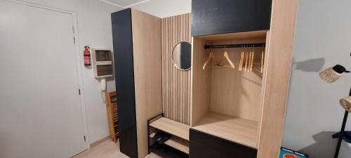 - un réfrigérateur en bois dans l'établissement Calypso 334, à Berck-sur-Mer