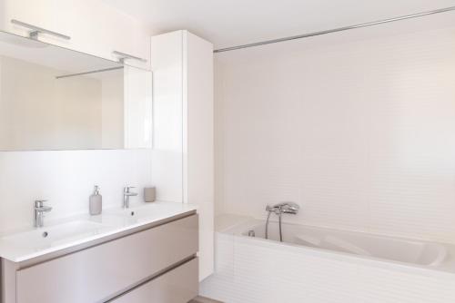 Ένα μπάνιο στο SPLENDIDE APPARTEMENT NICE BLUE PEARL TOUT CONFORT VUE MER PANORAMIQUE