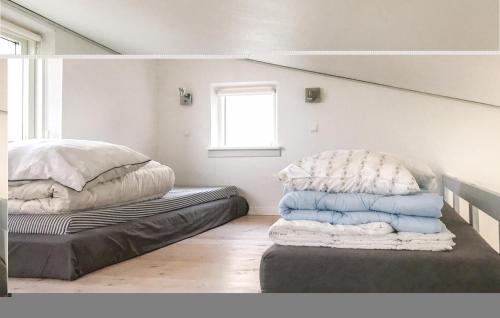 LøgumklosterにあるNice Apartment In Lgumkloster With Wifiの窓付きの客室で、ベッド2台が備わります。