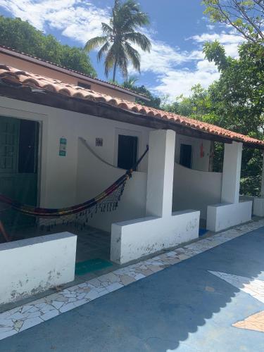 een gebouw met een hangmat aan de zijkant bij Despertamar- Hospedagem em Calhetas in Cabo de Santo Agostinho