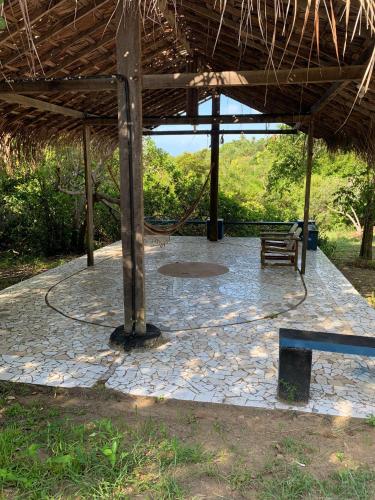 een paviljoen met een schommel en een bank bij Despertamar- Hospedagem em Calhetas in Cabo de Santo Agostinho