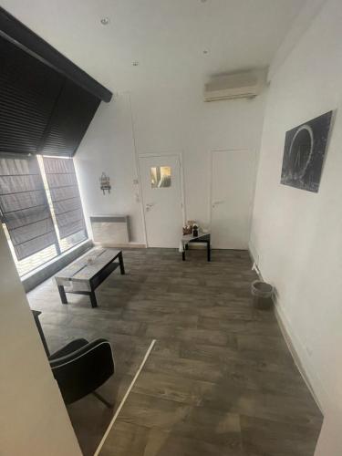 une pièce vide avec une table et deux bancs dans l'établissement Chambre d’hôtes jazs, à Cambrai