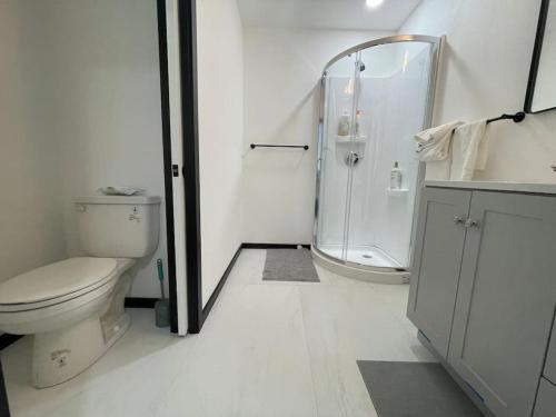 Un baño blanco con inodoro y ducha. en Dome Sweet Dome, en Lampasas