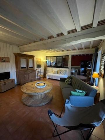 un salon avec un canapé et une table dans l'établissement maison en campagne proche circuit des 24 h du Mans, à Allonnes