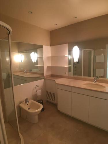 La salle de bains est pourvue de 2 lavabos, de toilettes et d'une douche. dans l'établissement Appartement „Bellevue“ Villefranche-sur-Mer, à Villefranche-sur-Mer