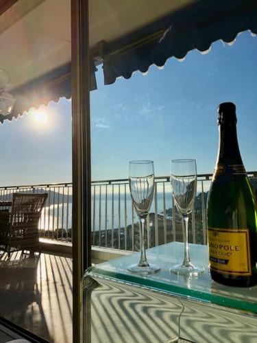 une bouteille de vin et deux verres sur une table dans l'établissement Appartement „Bellevue“ Villefranche-sur-Mer, à Villefranche-sur-Mer