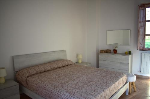 1 dormitorio con 1 cama grande y TV en Agriturismo Trigna en Lamezia Terme