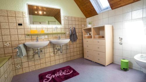 a bathroom with two sinks and a mirror at Schwarzwaldferienwohnung Oberle in Todtnau