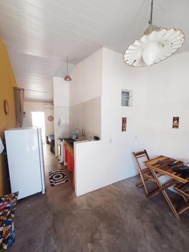 eine Küche mit weißen Wänden und einer weißen Decke in der Unterkunft Casa do Sol in Pipa
