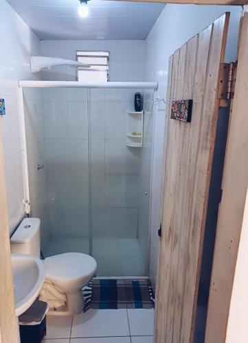 ein Bad mit einer Dusche, einem WC und einem Waschbecken in der Unterkunft Casa do Sol in Pipa