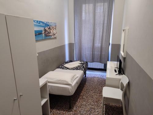 a small room with a bed and a window at Guesthouse La Briosa Nicole in Genova