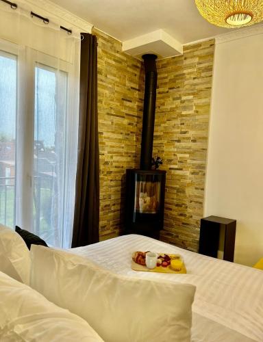 - une chambre avec un lit et un plateau de nourriture dans l'établissement Maison Disney Paris 7 pers Jardin Privé JO24, à Vaires-sur-Marne