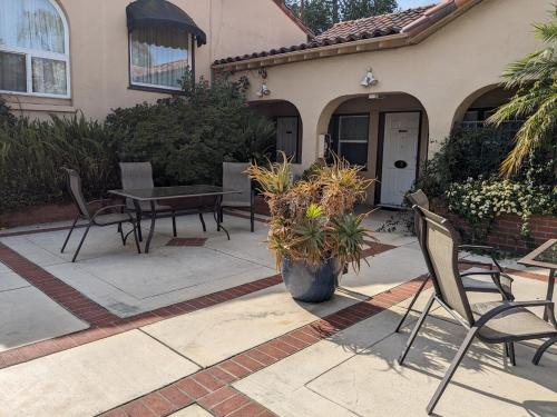 a patio with chairs and a table in front of a house at Los Gatos Garden Inn Hotel in Los Gatos