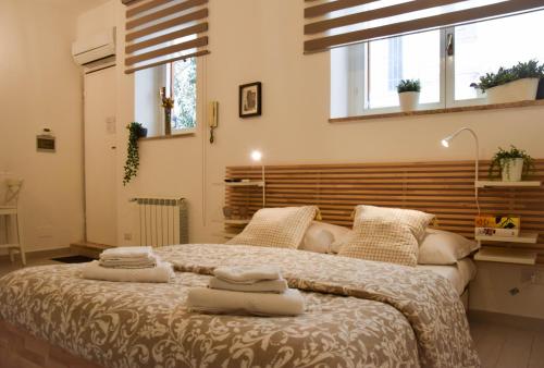 ローマにあるセント ピーター スイーツのベッドルーム1室(ベッド1台、タオル2枚付)