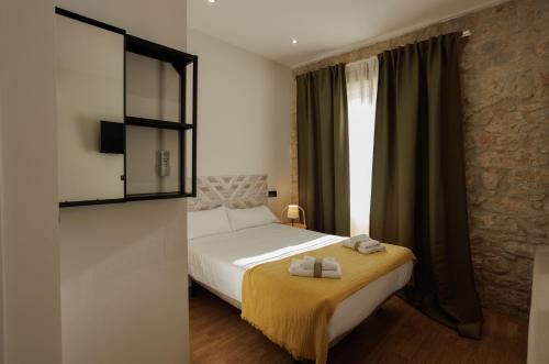 ein Schlafzimmer mit einem Bett mit zwei Handtüchern darauf in der Unterkunft Estudio en Villanubla in Villanubla