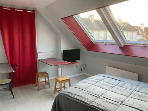 une chambre avec un lit, un bureau et une fenêtre dans l'établissement studio indépendant 800 m de la gare du Mans, au Mans