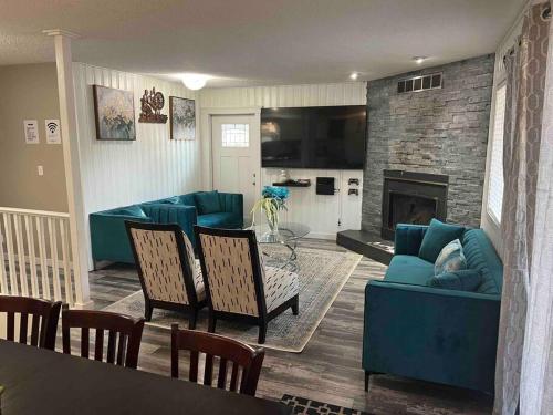 西爾萬湖的住宿－Jasper House，客厅设有蓝色的沙发和壁炉