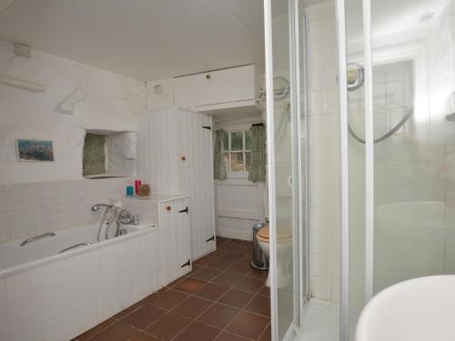 ein Badezimmer mit einer Badewanne, einem Waschbecken und einem WC in der Unterkunft 3 Bed in Arthog 66579 in Arthog