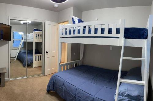 Un dormitorio con dos literas y un espejo. en Cedar Oasis - Pet Friendly Cabin w Fireplace, Games and Wifi - 5 min to Big Trees, en Arnold